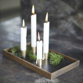 Candle Tray De Luxe fra The Oak Men med bakke i røget egetræ og lyseholdere i messing