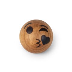 Kiss emoji i egetræ fra Spring Copenhagen