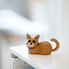 Træfigur Kattekillingen Hope i eg og ahorn fra Spring Copenhagen