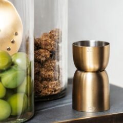 Målebæger i messing som kan vendes og har både 2 cl og 4 cl fra House Doctor