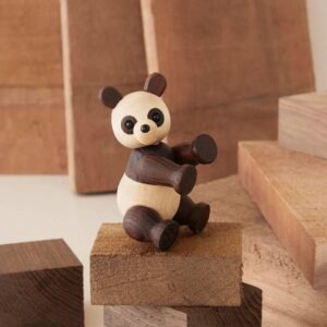 Sød træfigur af pandaungen Pixi fra Spring Copenhagen, håndlavet med naturtro detaljer og fremstillet i FSC®-certificeret ahorn og karboniseret ask.