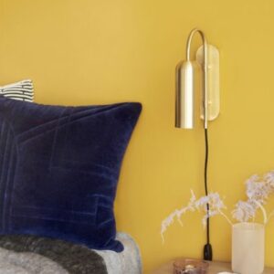 Zenith væglampe i messing fra Hübsch - moderne elegance til ethvert rum i dit hjem.